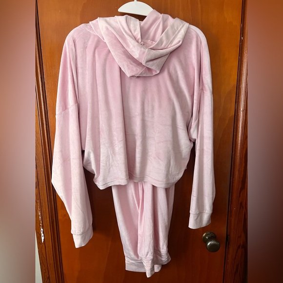 Pink Juicy Couture Lounge Set - Picture 2 of 9